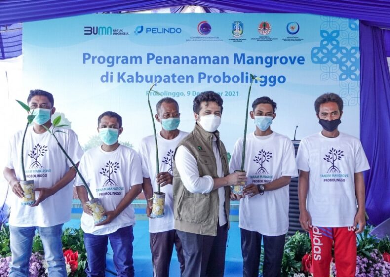 Wakil Gubernur Jatim Emil Elestianto Dardak saat menghadiri Program Penanaman Mangrove di Pantai Duta, Kabupaten Probolinggo, Kamis (9/12/2021) /dok. Kominfo Jatim