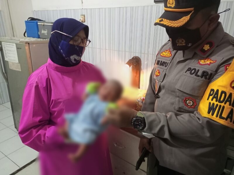 Bayi berjenis kelamin laki-laki saat dirawat oleh petugas kesehatan /Istimewa