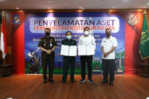 Wali Kota Eri bersama Ali Markus menunjukkan surat penyerahan aset secara sukarela di Kejati Jatim/Dok. Humas Pemkot Surabaya