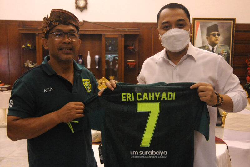 Wali Kota Eri Cahyadi saat menerima jersey nomor punggung 7 dari pelatih serta para pemain Persebaya /Istimewa