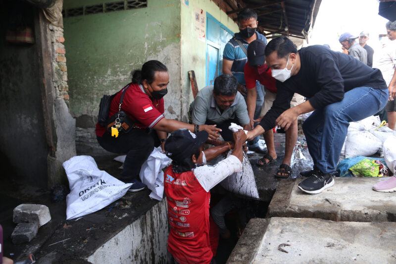 Wali Kota Surabaya Eri Cahyadi (kaos hitam) nampak mengikuti kerja bakti massal bersama warga /Ist