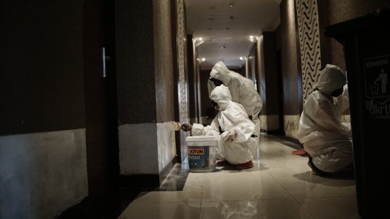 Petugas dari Pemkot Surabaya melakukan renovasi Hotel Asrama Haji /dok. Diskominfo Surabaya