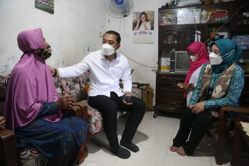 Wali Kota Surabaya Eri Cahyadi saat di rumah warga.