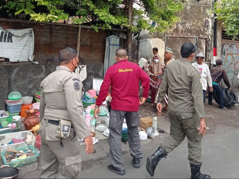 Dok. Penertiban pedagang yang berjualan di pinggir Jalan Gembong /Diskominfo Surabaya