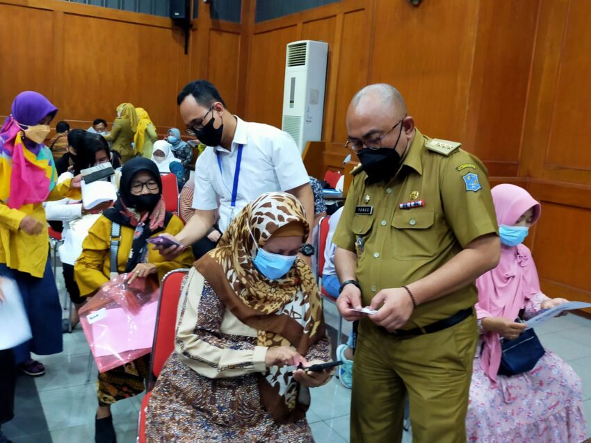 Camat Sawahan Kota Surabaya, M Yunus, saat mendampingi warganya mengurus izin usaha NIB /foto: Bicara Surabaya