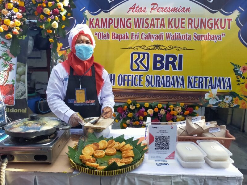 Salah satu pelaku UMKM di Kampung Wisata Kue Rungkut Surabaya /Foto: Bicara Surabaya