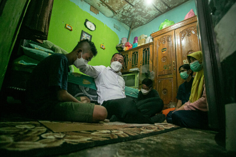 Walikota Eri Cahyadi saat mengunjungi M Rheina Zahputra Ali (15) (Baju Biru) di rumahnya Jl. Kutisari, Utara III/32B, Selasa (1/2).