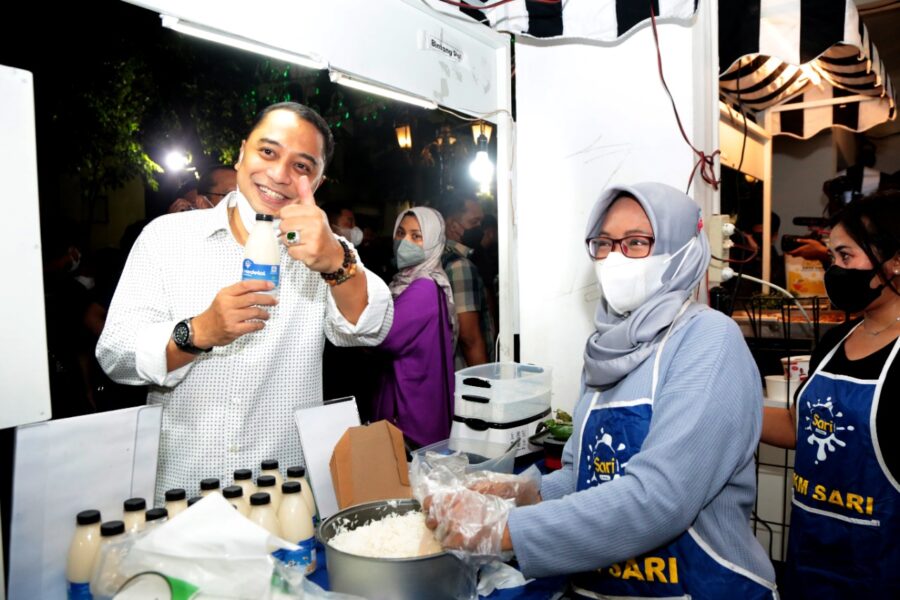 Wali Kota Surabaya Eri Cahyadi saat berkunjung ke stand UMKM di Tunjungan Romansa /Ist