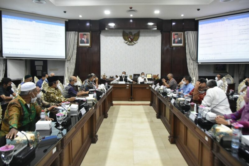 Wali Kota Eri Cahyadi saat memimpin rapat bersama perwakilan pedagang Pasar Turi di ruang kerja wali kota, Balai Kota Surabaya, Jumat (11/3/2022) sore Foto: Diskominfo Surabaya