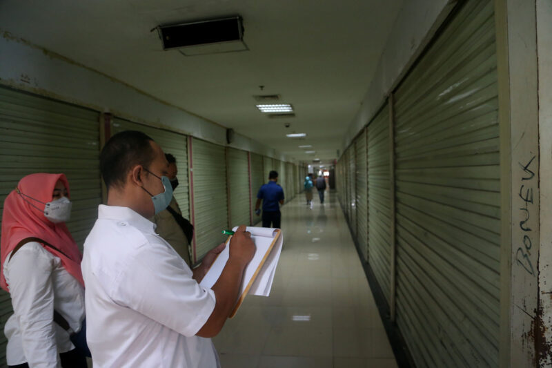 Dok. Petugas dari Dinkopdag Surabaya saat melakukan pengecekan sarpras di Pasar Turi Baru /Ist