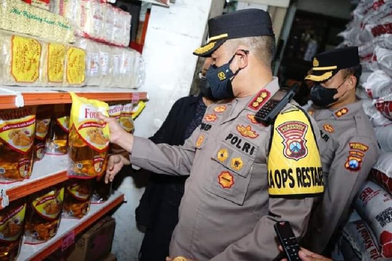 Kapolrestabes Surabaya, Kombes Pol Akhmad Yusep Gunawan saat melakukan pengecekan harga dan ketersediaan minyak goreng /Ist