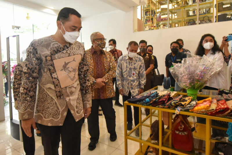 Wali Kota Eri saat meresmikan dan meninjau produk UMKM di SKG/istimewa