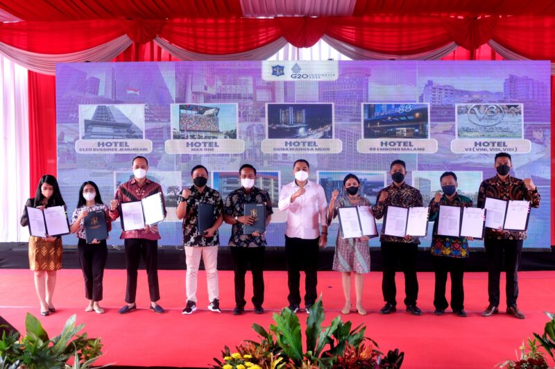 Penandatanganan Nota Kesepakatan Bersama (NKB) antara Wali Kota Surabaya Eri Cahyadi dengan pihak perhotelan/istimewa