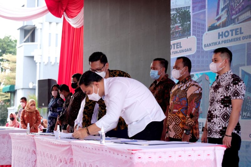 Penandatanganan Nota Kesepakatan Bersama (NKB) antara Wali Kota Surabaya Eri Cahyadi dengan pihak perhotelan/istimewa