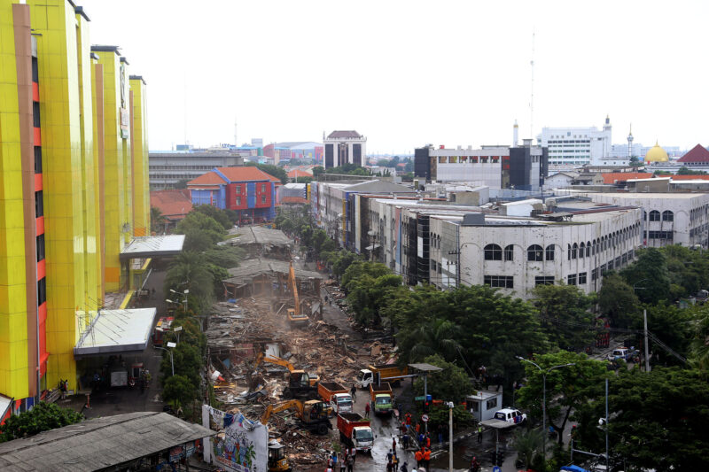 Sejumlah alat berat dikerahkan untuk melakukan pembongkaran Tempat Penampungan Sementara (TPS) pedagang Pasar Turi /Ist