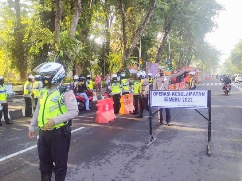 Sosialisasi tertib berlalu lintas di depan Taman Bungkul Surabaya /foto: Humas Polrestabes Surabaya