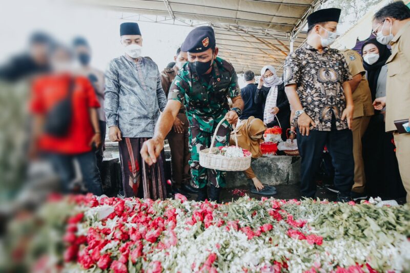 Prosesi pemakaman ayah mertua Wali Kota Surabaya, Eri Cahyadi /Foto: Diskominfo Surabaya