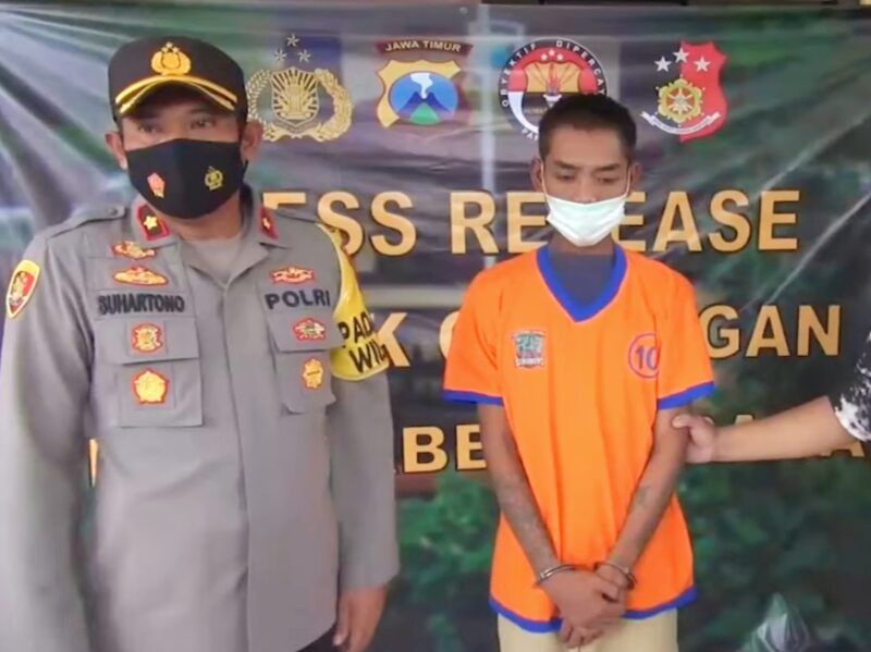 Pelaku Arif Baharudin (kanan) saat diamankan di Mapolsek Gayungan Surabaya /Ist