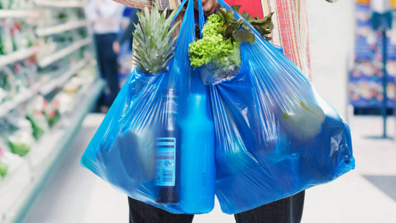 Ilustrasi penggunaan kantong plastik di toko retail /pixabay