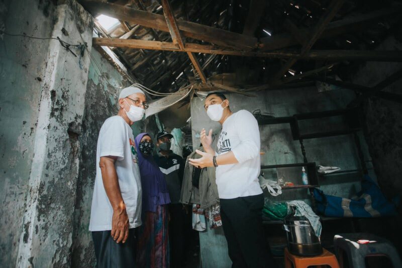 Wali Kota Surabaya Eri Cahyadi saat meninjau kondisi rumah warga sebelum dkbedah melalui Dandan Omah /dok. Diskominfo Surabaya