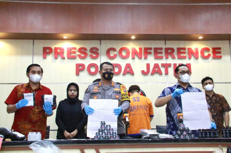 Konferensi pers ungkap kasus kosmetik palsu di Mapolda Jatim /Ist