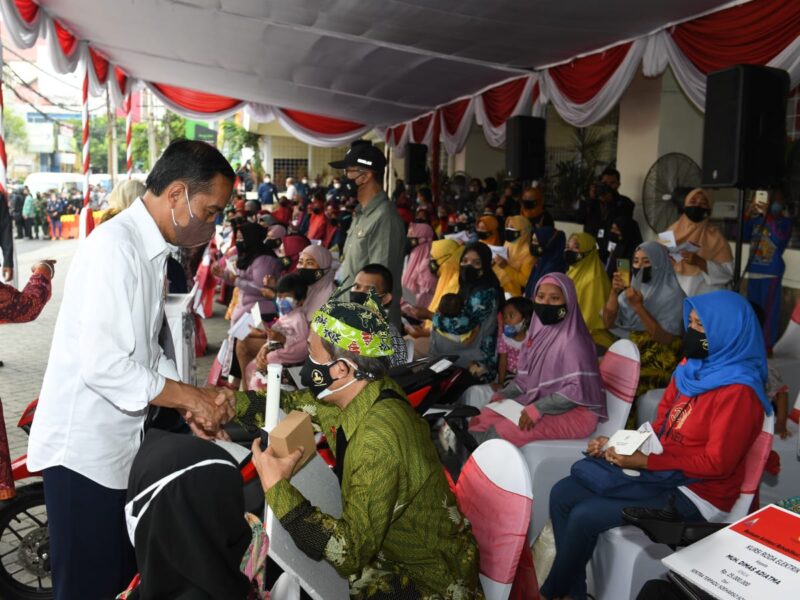 Presiden Jokowi saat memberikan bantuan di Kampung Nelayan Surabaya/istimewa