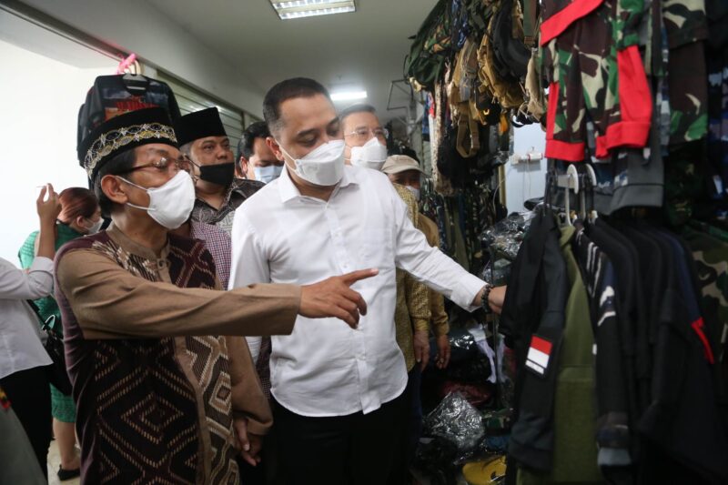 Wali Kota Surabaya Eri Cahyadi saat meninjau stan pedagang Pasar Turi Baru seusai acara soft opening, Rabu (30/3/2022)