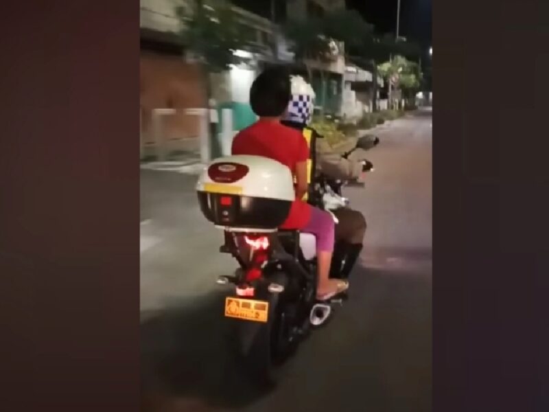 Petugas Satlantas Polrestabes Surabaya saat mengantarkan anak hilang ke keluarganya /Foto: tangkapan layar