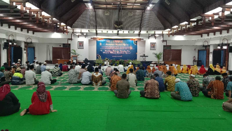 Jajaran PDAM Surya Sembada saat memperingati Nuzulul Qur'an/bicarasurabaya.com