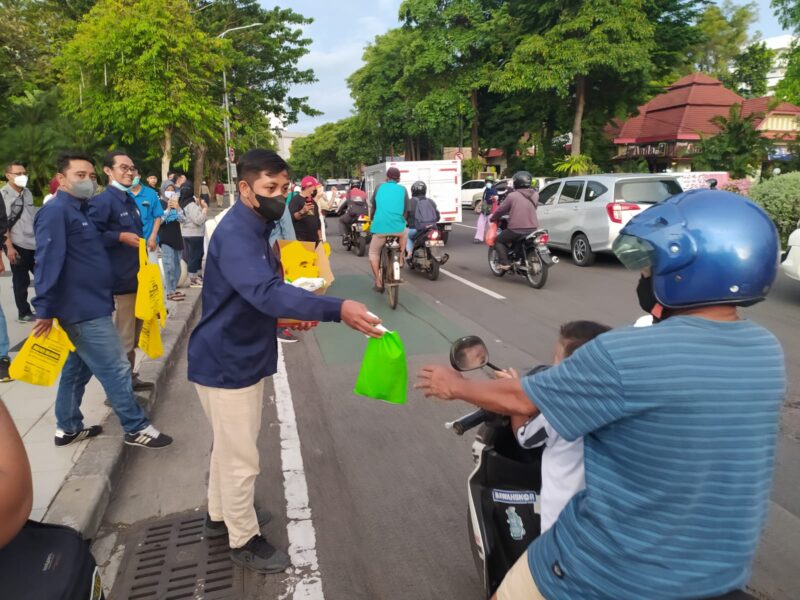 Anggota POTAS saat membagikan takjil/bicarasurabaya.com