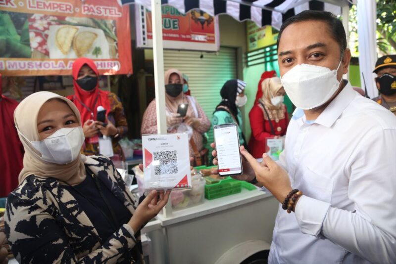 Wali Kota Surabaya Eri Cahyadi saat meresmikan Kampung Kue Rungkut Surabaya /Dok. Diskominfo Surabaya