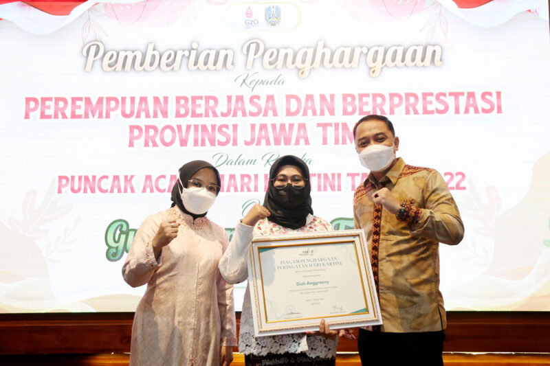Wali Kota Surabaya Eri Cahyadi (kanan) saat menghadiri Peringatan Hari Kartini, Kamis (21/4/2022) /Foto: Diskominfo Surabaya