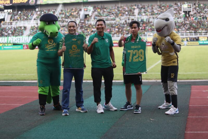 Foto bersama Wali Kota Surabaya Eri Cahyadi, Wali Kota Surakarta Gibran Rakabuming Rak serta Presiden Persebaya Azrul Ananda /Ist