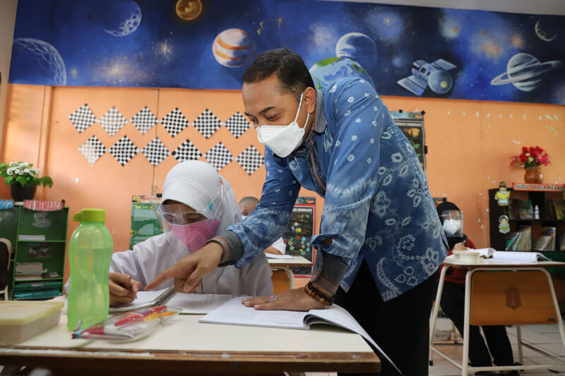 Wali Kota Surabaya Eri Cahyadi saat meninjau pelaksanaan Pembelajaran Tatap Muka (PTM) di salah satu sekolah Surabaya /Dok. Diskomindo Surabaya