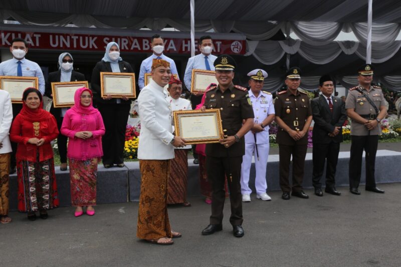 Kajari Tanjung Perak terima penghargaan dari Wali Kota Eri/bicarasurabaya.com