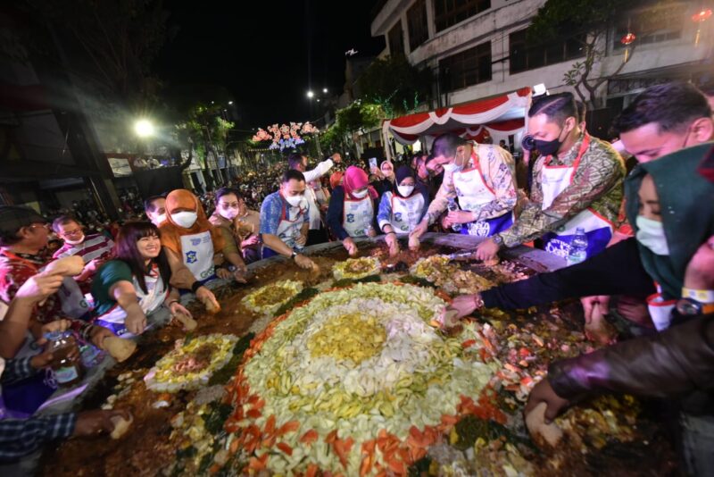 Festival Rujak Uleg di Jalan Kembang Jepun (Kya-kya) Surabaya, Minggu (22/5/2022) malam /Dok. Diskominfo Surabaya