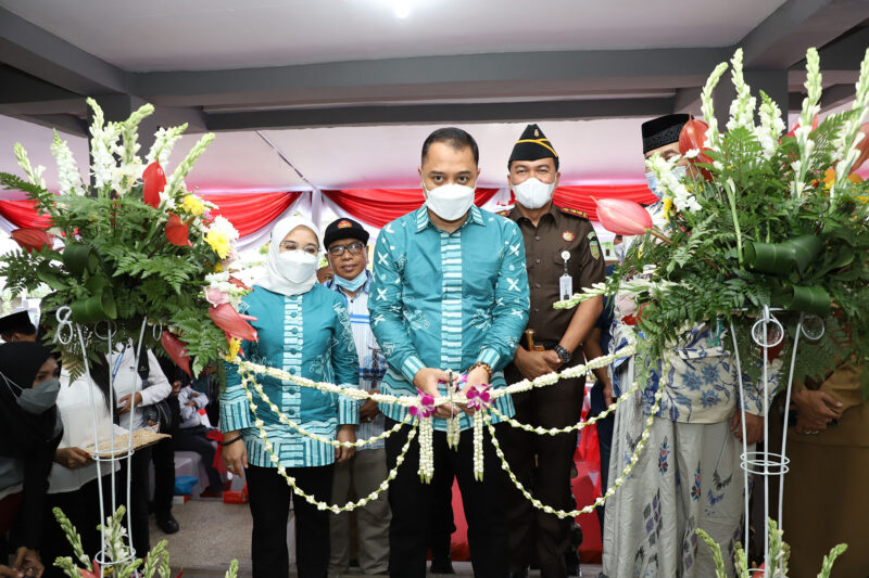 Wali Kota Eri didampingi Kajari Tanjung Perak meresmikan Rusunawa Gunung Anyar Sawah/Istimewa
