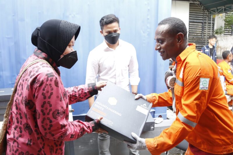 Menteri Risma saat menyerahkan sepatu di pelatihan pembuatan kapal/istimewa