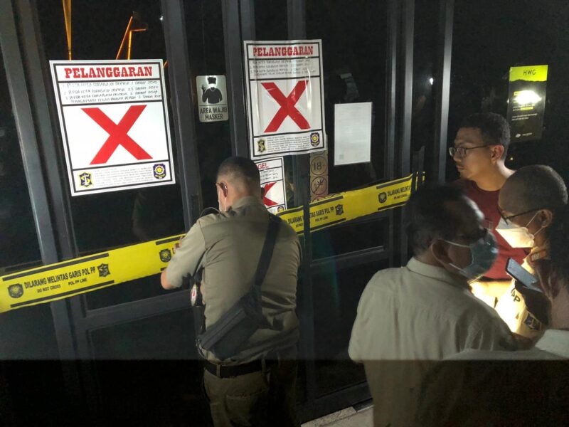 Petugas Satpol PP melakukan penyegelan salah satu gerai Holywings di Surabaya /Ist