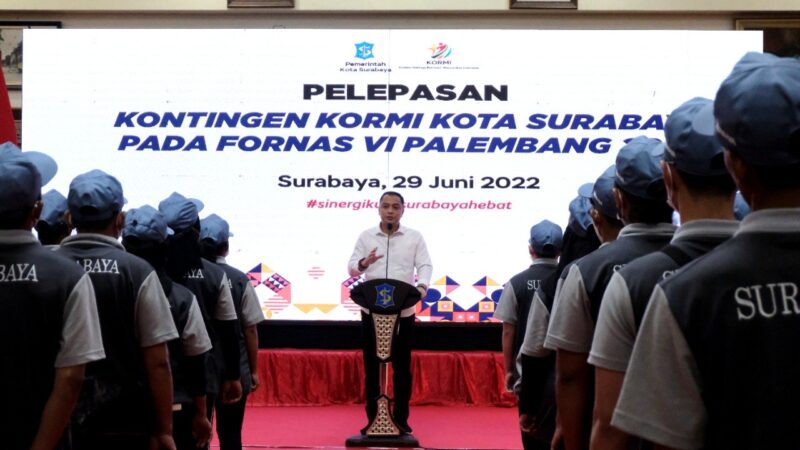 Wali Kota Surabaya Eri Cahyadi saat acara pemberangkatan 146 atlet Kormi di Balai Kota Surabaya, Rabu (29/6/2022).