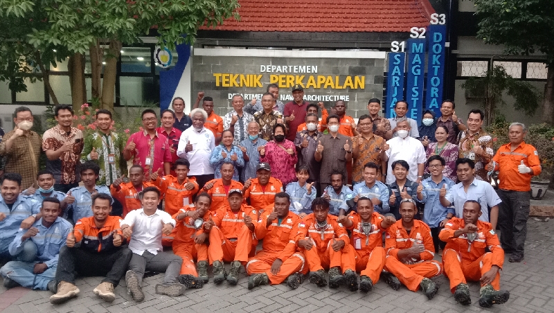 Mensos Risma bersama Pemuda Papua di sela-sela Pelatihan Pembuatan Kapal/bicarasurabaya.com