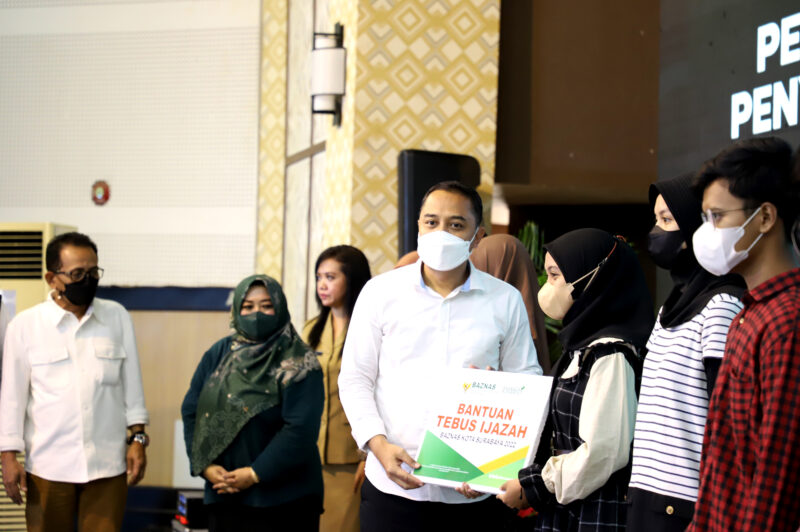 Wali Kota Eri Cahyadi saat menyerahkan ijazah kepada pelajar yang ijazahnya tertahan/Dok. Kominfo