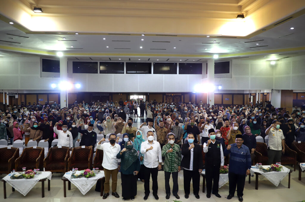 Wali Kota Eri Cahyadi bersama para guru dan pelajar yang ijazahnya tertahan/Dok. Kominfo