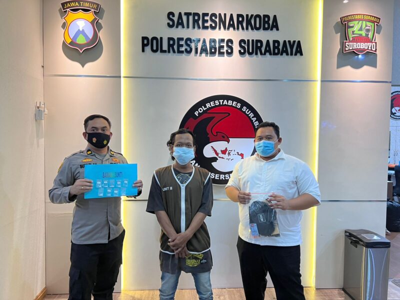 Tersangka RA (47) dengan barang bukti narkoba saat diamankan di Mapolrestabes Surabaya /Ist