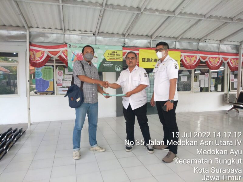 Suami Dian Ayu, Agung Putu Iskandar (kiri) bersama Kasi Pem Kelurahan Medokan Ayu, Danu Budi Prayogo saling bermaafan /Istimewa