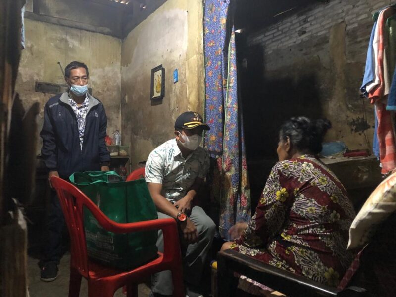 Camat Pabean Cantian Surabaya, Muhammad Januar Rizal saat berkunjung ke rumah Nenek Kartiyem /Ist