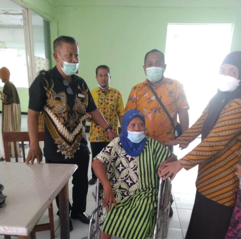 Nenek Kartiyem saat diantar ke Griya Werdha Jambangan Surabaya /Ist