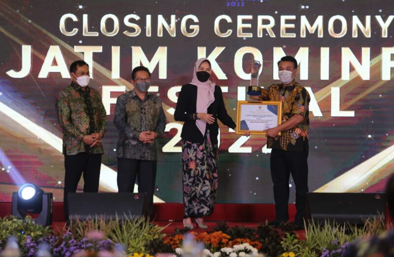 Kepala Diskominfo Surabaya, M Fikser (kanan) saat menerima penghargaan di Kota Batu, Kamis (28/7/2022) malam /Ist