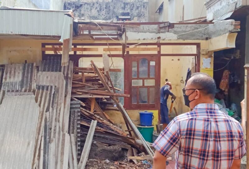 Proses perbaikan rumah tidak layak huni /dok. Pemkot Surabaya