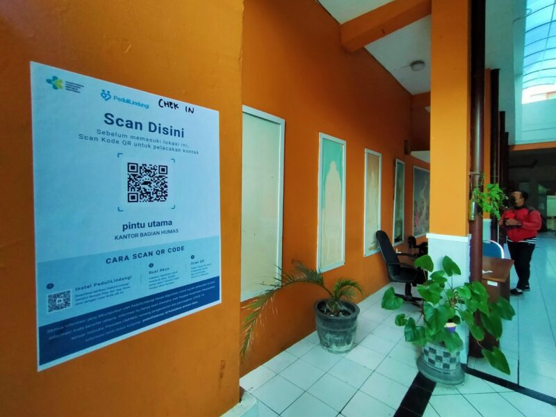 Scan barcode di salah satu Perangkat Daerah di lingkup Pemkot Surabaya /foto: Bicara Surabaya